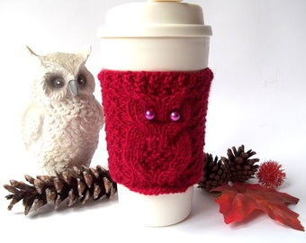 Burgundy Owl Cup Cozy, Tasse à café tricotée à la main confortable, Manche de tasse en papier réutilisable, Veste de tasse à café écologique, Tasse de voyage confortable.