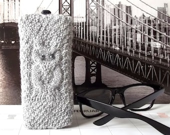 Light Gray Owl Glass Case, Hand Knit Reading Glasses Case, Knitted Eyeglasses Case, Owl Eyeglasses Holder, Sunglasses Case with an Owl.