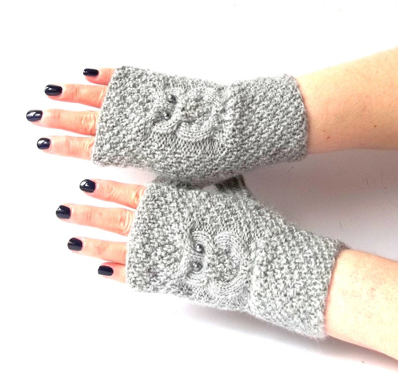 Gants gris hibou, mitaines en tricot, mitaines en tricot, chauffe-poignets en tricot, gants tricotés à la main, cadeau chouette mignon pour elle. image 7