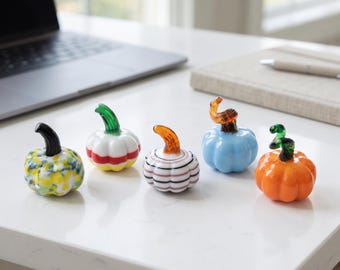 Miniatuur glazen pompoenfiguurtje | Herfstdecoratie | Leuk Halloween tafelaccessoire | Decoratie voor op een plank | Etagère tafelstuk | 13 ontwerpen