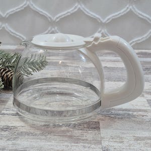 Caraffa di ricambio in vetro per caffettiera personale Mr. Coffee da 5 tazze con manico e coperchio bianchi.