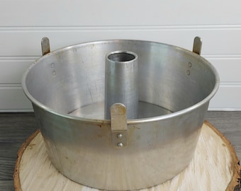 Vintage Worthmore 2-piece Aluminum Footed Angel Food Cake Pan. VERY clean and works great!