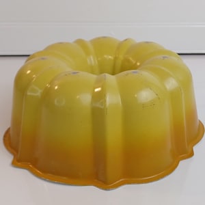 Vintage BUNDT Aluminum Cake Pan Ombre&#39; Harvest Gold Color with White Interior