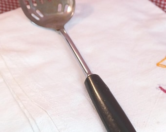 Vintage EKCO verchroomde lepel met sleuven en zwart plastic handvat ~ jaren 60, gemaakt in de VS
