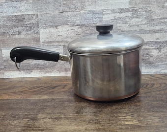 Cacerola Revere Ware 1801 de 3 cuartos de galón, de acero inoxidable, con fondo revestido de cobre y tapa, con asas de baquelita.