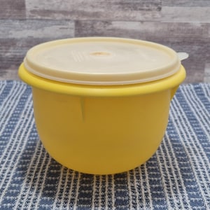 Tupperware Classic Sunny Yellow Mixing Bowl 1.5 Qt with Sheer Tupper-Seal Lid