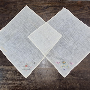 Vintage LEINEN Taschentuch ~ Lot von 2 ~ 10&quot;Platz mit zartem gesticktem Design