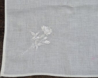 Pañuelo de lino vintage de 26,7 cm x 26,7 cm con diseño de rosa bordada, década de 1950.