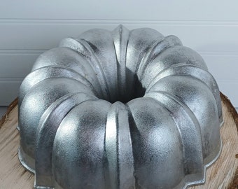 Moule à gâteau Bundt festonné en fonte d'aluminium épais et moule à pain 10 x 3,75 po.