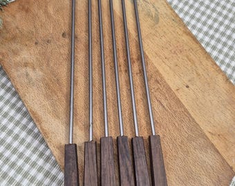 Juego de 6 tenedores para fondue de acero inoxidable con mangos de madera, estilo vintage de mediados de siglo.