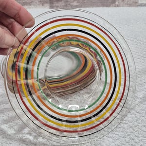 Op de afbeelding: Een set van drie keramische mokken met een gespikkelde, matte afwerking. De mokken zijn in crème, lichtgrijs en donkergrijs. Elke mok heeft een eenvoudig, minimalistisch ontwerp, perfect voor koffie of thee.