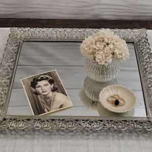 Espejo de tocador vintage dorado estilo Hollywood Regency con bandeja ornamentada de 15,5" x 10,5" con caballete.