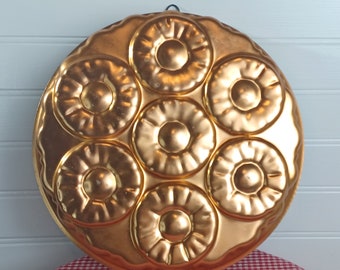 Kupferfarbene Vintage-Ananas-Kuchenform aus Aluminium, umgedreht, Backgeschirr und Retro-Wanddekoration
