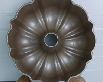 Nordic Ware Original Bundt Cake Pan Heavy Cast Aluminum 12 Cup Gold Color, Minneapolis, MN, USA