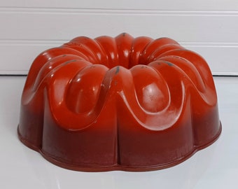 Vintage West Bend Shape Cake Pan Bundt Pan Ombre Brick Red, Heavy Cast Aluminum