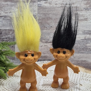 Lot von 2 - Vintage 1991 Troll Puppen mit gelben und schwarzen Haaren, 5 &quot;Trolle 8&quot; groß mit Haaren
