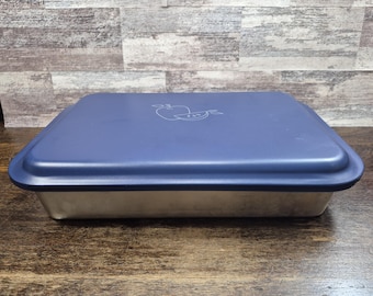 Molde para hornear pasteles de aluminio vintage de 9" x 13" con tapa azul a presión.