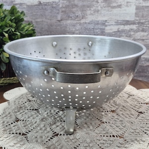 Vintage Footed Aluminum Colander with Handles, Retro 1950s, USA, Farmhouse Decor