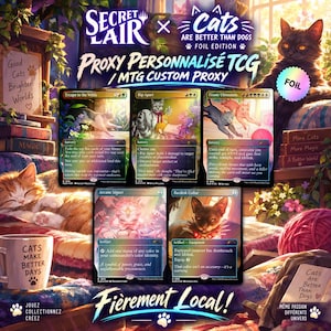 Może przedstawiać: Kolekcja pięciu foliowanych kart proxy Magic: The Gathering z grafikami kotów. Karty są prezentowane na przytulnym tle z kubkiem z napisem Cats Make Better Days, książkami oraz ilustracją kota z napisem Secret Lair.