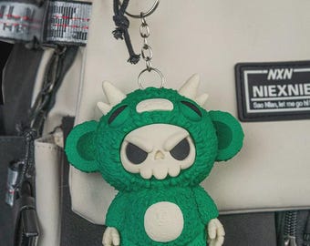 Skubbies – Moki: Grünes, flauschiges Monster mit Totenkopf-Anhänger