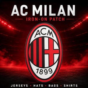 Può includere: Una toppa termoadesiva ovale dell'AC Milan con lo stemma del club, strisce rosse e nere, una croce rossa su sfondo bianco e il testo ACM 1899. Il testo AC MILAN IRON-ON PATCH appare sopra, e JERSEYS HATS BAGS SHIRTS appare sotto.