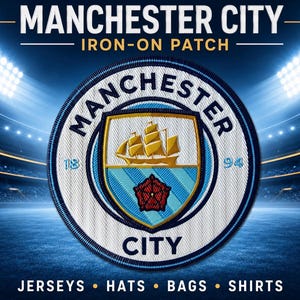 Può includere: Una toppa termoadesiva circolare del Manchester City con uno scudo centrale raffigurante una nave dorata e una rosa rossa su sfondo azzurro. Il testo riporta Manchester City 1894. La toppa è mostrata su uno sfondo di stadio con testo.