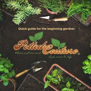 Peut inclure: Une scène de jardinage avec de la terre, des plantes en pot et deux truelles en métal à manche en bois. Le texte indique : Quick guide for the beginning gardner, Potted Couture, Where nature and style come to life.
