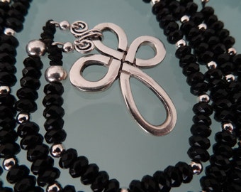 Collar de Cruz Infinita. Plata de ley y ónix facetado. Largo ajustable.