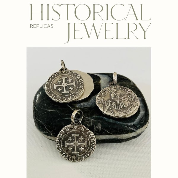 Pièces de monnaie des croisés de style médiéval. Pendentifs en argent massif. Croix de Jérusalem.