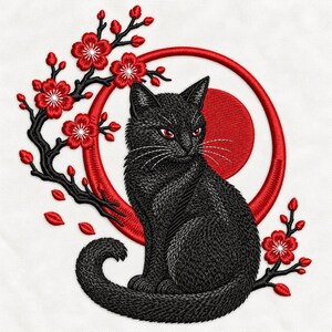 Pode incluir: Um design de bordado apresentando um gato preto com olhos vermelhos sentado em frente a um círculo vermelho sólido. O gato é cercado por galhos pretos com flores de cerejeira e botões vermelhos vibrantes, sobre um fundo de tecido branco.