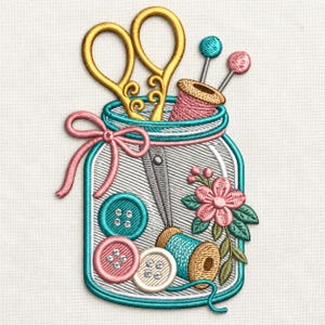 Op de afbeelding: Een geborduurde patch met een glazen pot met een blauwgroene rand, gevuld met naaibenodigdheden waaronder een gouden schaar, een roze garenklos, twee spelden, drie knopen in blauwgroen, roze en wit, en een roze bloem met groene bladeren.