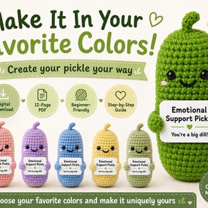 Op de afbeelding: Een haakpatroon voor een emotionele steunaugurk met een grote groene augurk en vijf kleinere in roze, paars, blauw, geel en groen. Elk houdt een bordje vast met de tekst Emotional Support Pickle en You're a big dill.