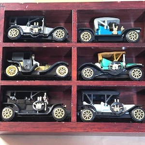 10 modellini di auto d'epoca in metallo pressofuso in teche espositive, in miniatura, ispirati a Reader's Digest degli anni '90.