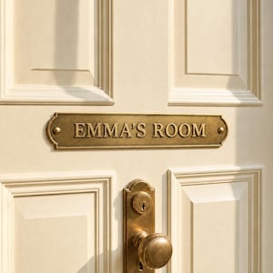 Placa personalizada de latón macizo, placa de bronce personalizada para puerta de baño, placa grabada para decoración de pared, placa de metal con nombre, regalo para ella. imagen 1