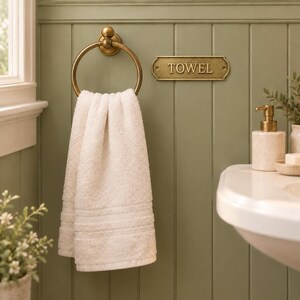 Placa personalizada de latón macizo, placa de bronce personalizada para puerta de baño, placa grabada para decoración de pared, placa de metal con nombre, regalo para ella. imagen 3