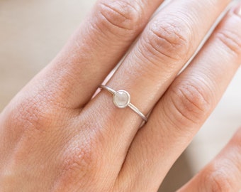 Silver månstensring, Elegant ädelstensring, Silver stapelring, Födelsestensring, Silverring