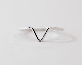 Silver Point Ring - Sterling silver dainty stacking ring - Curved Band - Sterling Silver Ring