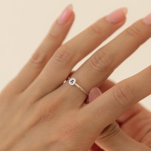 Anillo con inicial personalizado en plata - Anillo con letra personalizada en plata de ley - Anillo apilable de plata de ley - Anillo de plata de ley