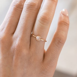 Anillo de piedras preciosas de oro delicado, anillo de apilamiento lleno de oro, anillo de piedra lunar, anillo de oro apilable