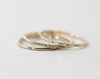 Juego de 3 anillos finos apilables de oro, lisos, martillados y retorcidos, hechos a mano con oro laminado.