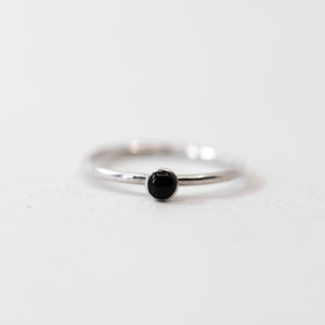 Bague fine pierre d&#39;onyx noir en argent sterling - Bague empilable en argent minimaliste - Bague pierre de naissance