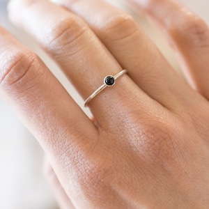 Bague délicate en onyx noir en argent sterling - Bague empilable en argent minimaliste - Bijoux de pierre de naissance