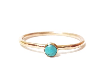 Zierlicher Türkis Ring in Gold - handgemachter Gold filled Stapelring - Birthstone Schmuck