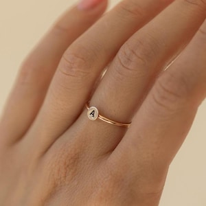 Anillo con inicial personalizado en oro - Anillo con letra personalizada en oro relleno - Anillo apilable de oro - Anillo relleno de oro