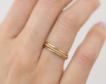 Juego de 3 anillos finos apilables de oro, lisos, martillados y retorcidos, hechos a mano.
