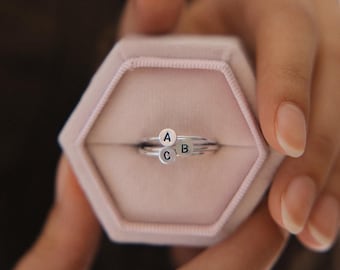 Pierścień z inicjałem ze srebra próby 925 – Biżuteria personalizowana – Delikatny pierścień ze srebra próby 925 – Litera na zamówienie