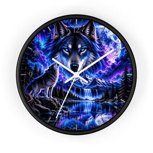 Pode incluir: Um relógio de parede redondo com moldura preta apresentando uma vibrante ilustração digital de um lobo uivando para a lua sobre uma paisagem montanhosa com uma cachoeira, um lago e uma floresta, com ponteiros brancos e números pretos.