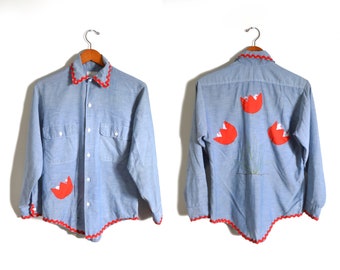 70er Jahre Chambray Shirt Medium Blumen Tulpen Applikation Ric Rac Hippie Patchwork Work Shirt