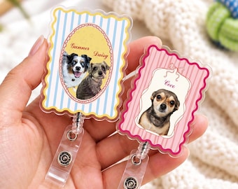 Op de afbeelding: Twee rechthoekige badgehouders met geschulpte randen. Eén heeft blauwe strepen en een ovaal kader met foto's van honden genaamd Gunner en Daisy. De andere heeft roze strepen en een labelvormig kader met een foto van Coco.