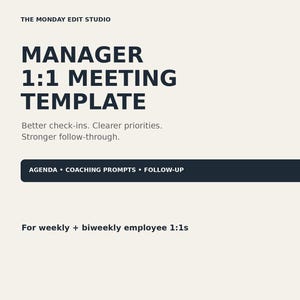 Könnte beinhalten: Ein digitales Dokument mit dem Titel Manager 1:1 Meeting Template von The Monday Edit Studio. Es zeigt dunkelblauen Text auf hellbeigem Hintergrund, einschließlich der Sätze Better check-ins, Clearer priorities, Stronger follow-through und For weekly + biweekly employee 1:1s, sowie eine dunkelblaue Schaltfläche mit der Beschriftung Agenda, Coaching Prompts, Follow-up.